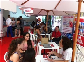 Feira de intercâmbio em Maringá atrai jovens interessados em estudar no exterior &#65279; e pais que querem investir na educação dos filhos